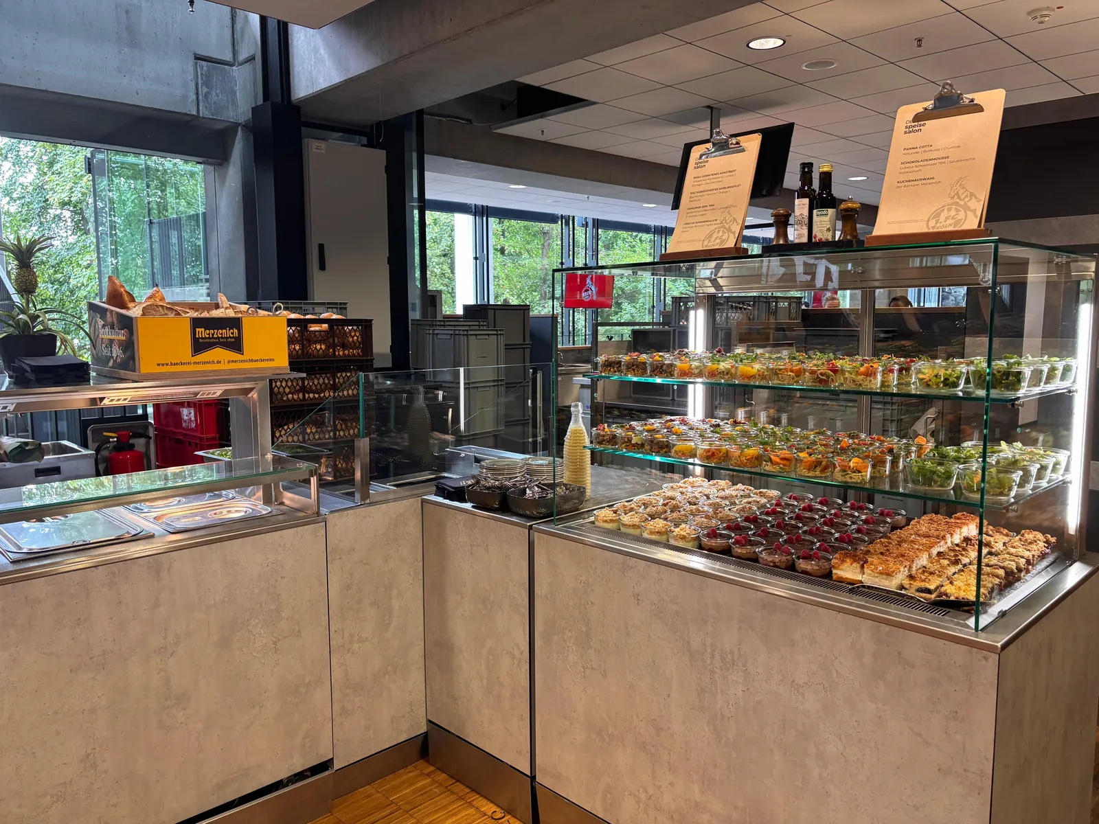 Buffet-Vitrine im Hospitality-Bereich des RheinEnergieSTADIONs