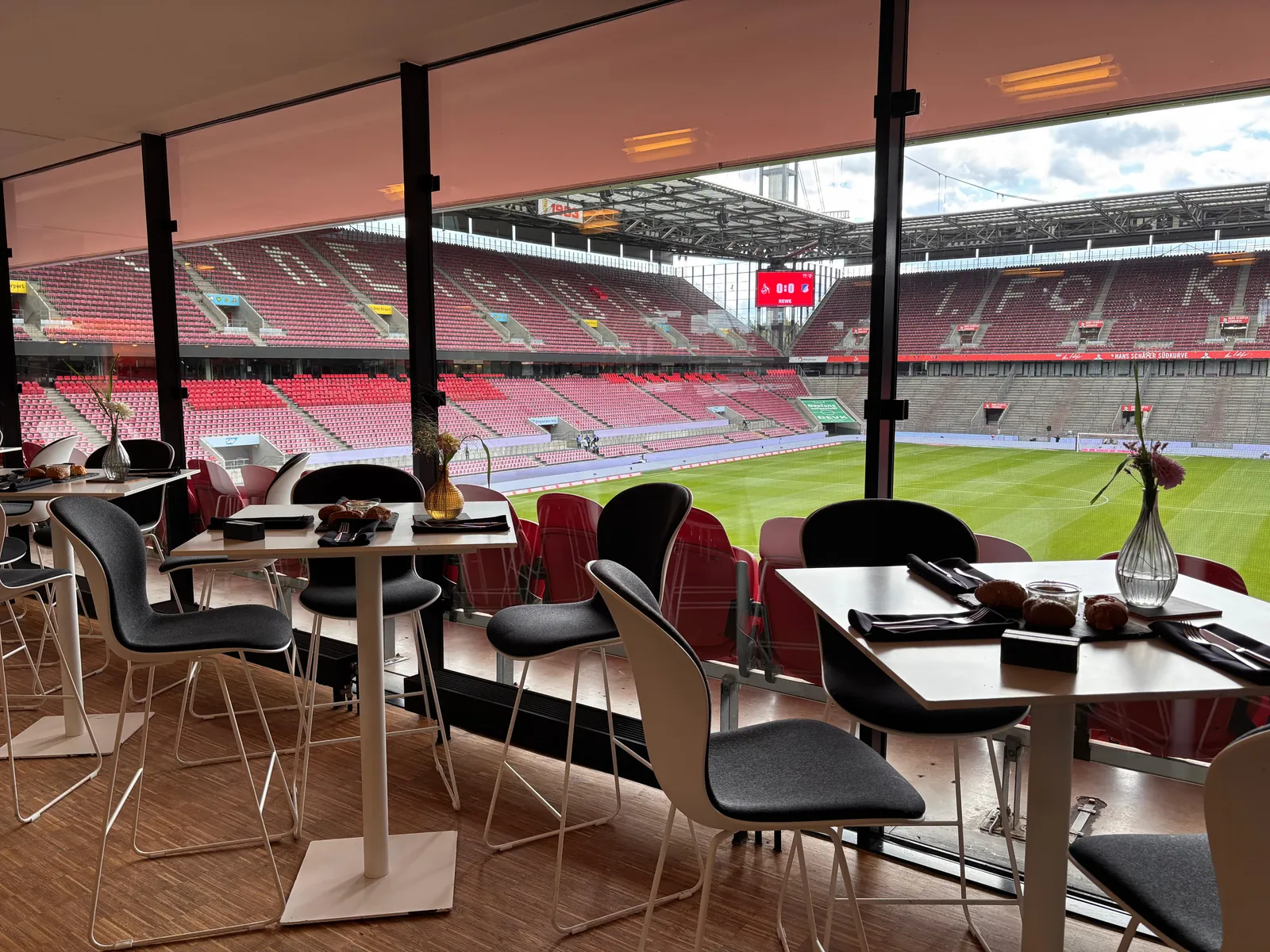 Loge mit Blick auf das Spielfeld im RheinEnergieSTADION