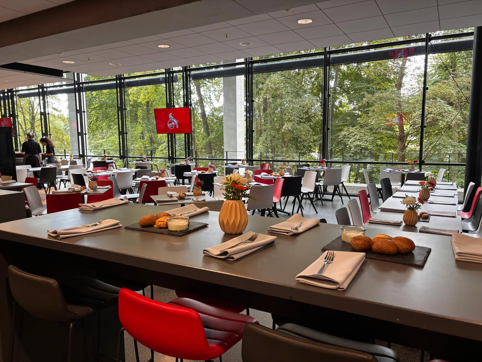 Hospitality-Lounge mit gedeckten Tischen im RheinEnergieSTADION